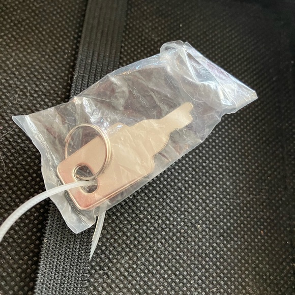 NWT Vaultz Locking Supply Box with Keys - Picture 11 of 13